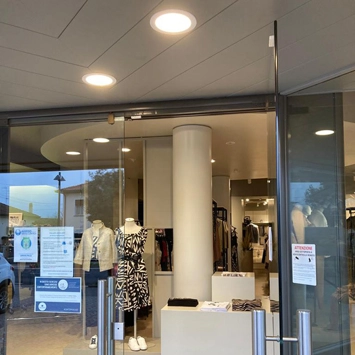 Illuminazione su misura per un negozio di abbigliamento